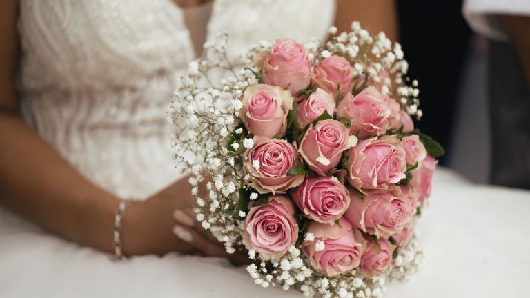 Ce înseamnă dacă prinzi buchetul miresei, conform superstițiilor. Cum se poate păstra