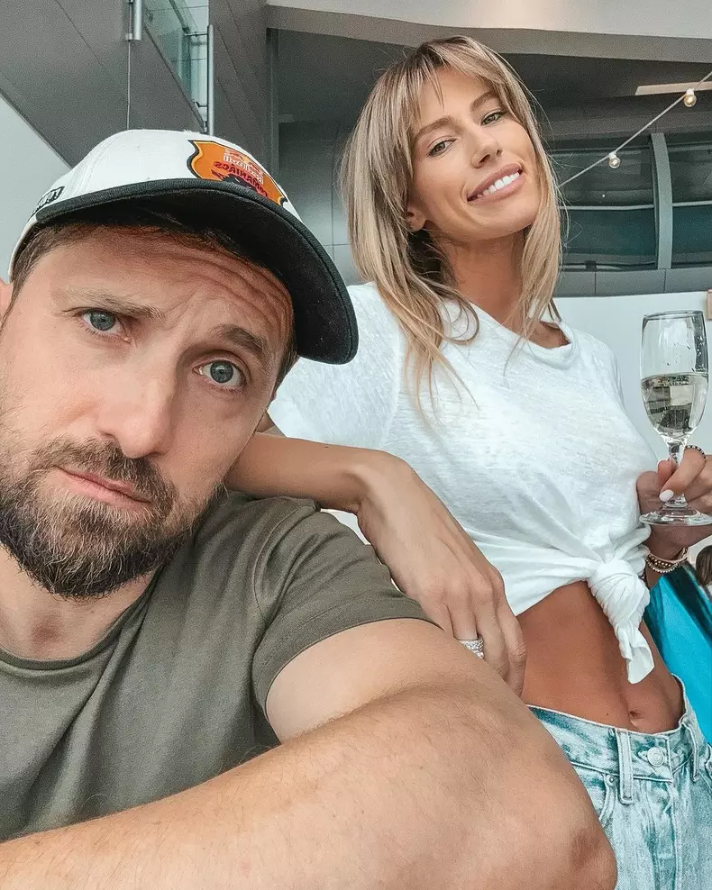 Cum arata Gabriela Prisacariu, sotia lui Dani Otil, in costum de baie 2