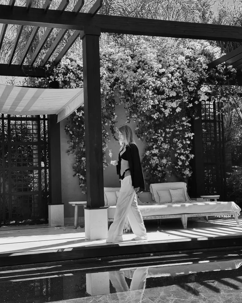 Cum arata Gabriela Prisacariu, sotia lui Dani Otil, in costum de baie 4 - Copy