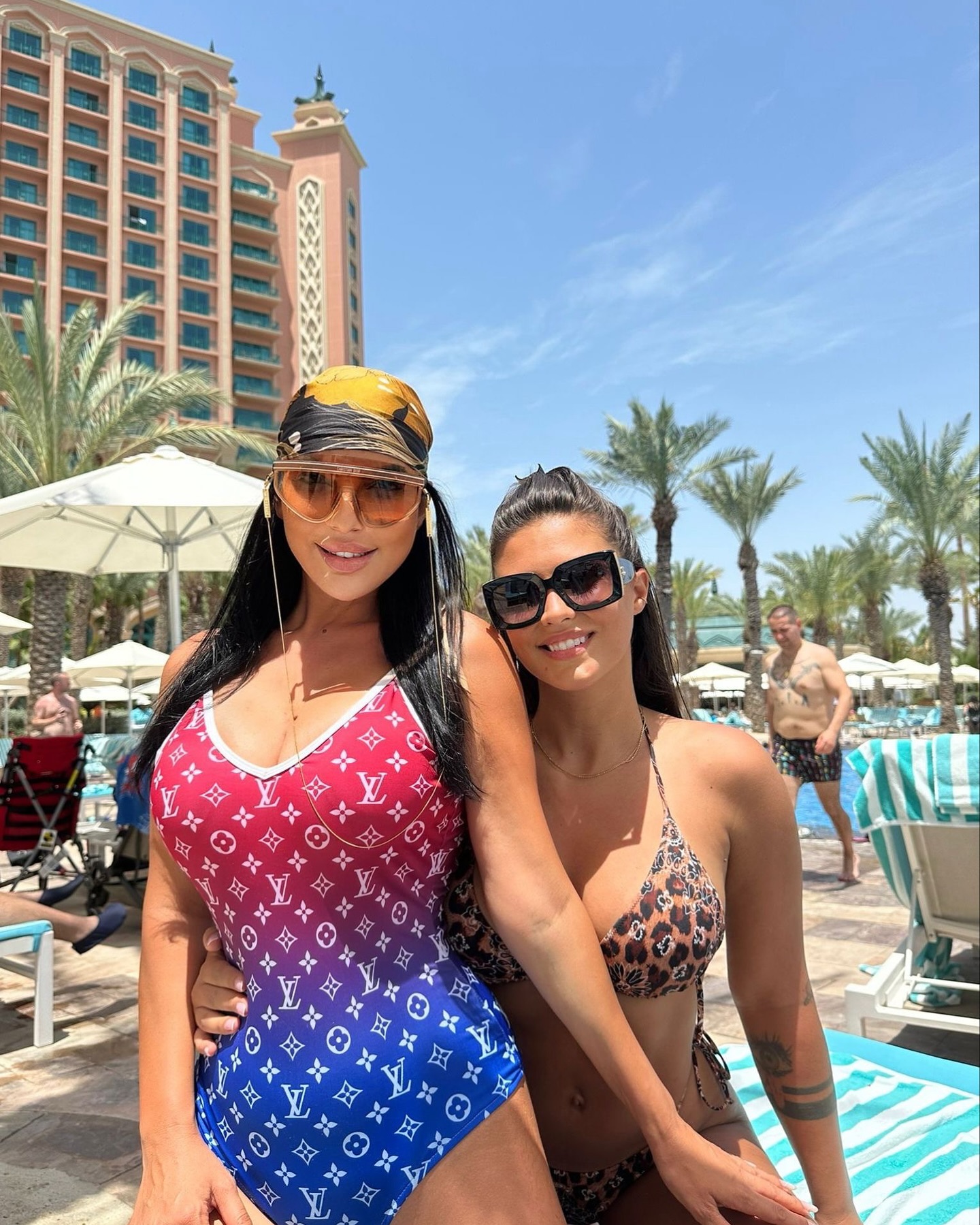 Cum au apărut Antonia și Andreea Tonciu pe plajă în Dubai. Imaginea cu ele în costum de baie a scăpat pe internet