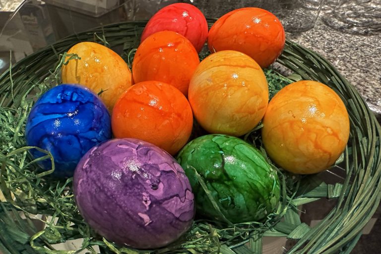 De ce se mănâncă ouă de Paște. Ce simbolizează de fapt ouăle roșii