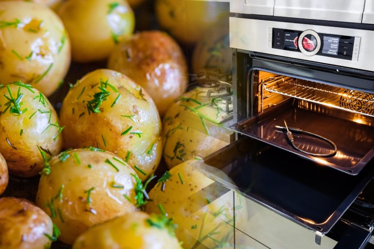 La ce temperatură se fac cartofii la cuptorul electric. Așa ies fragezi și gustoși