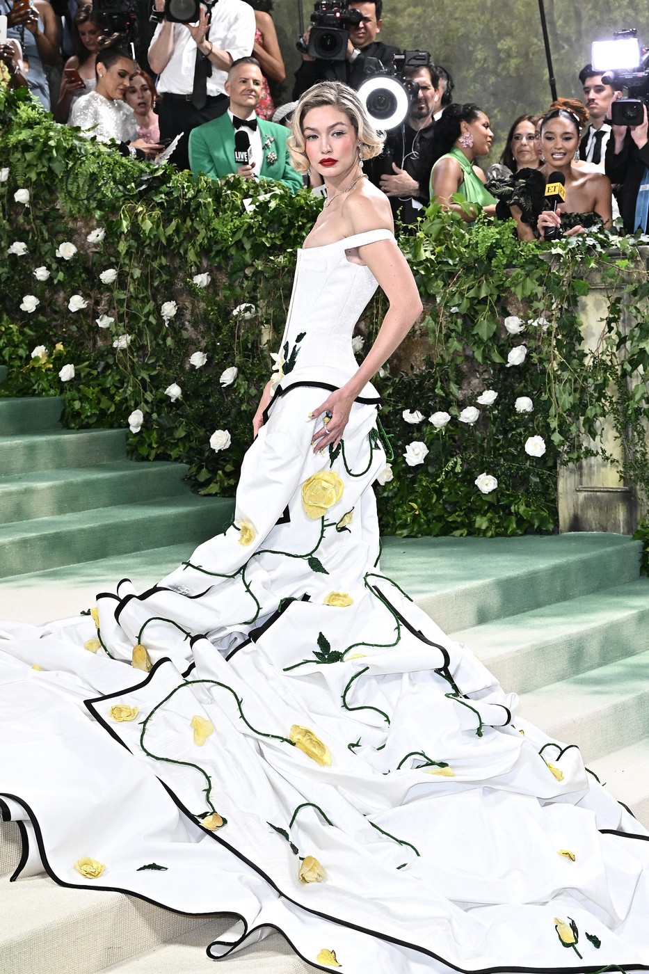 Rochia fabuloasă purtată de Gigi Hadid la Met Gala 2024. A fost nevoie de peste 13.000 de ore de lucru la broderia ei, toți i-au admirat ținuta de gală