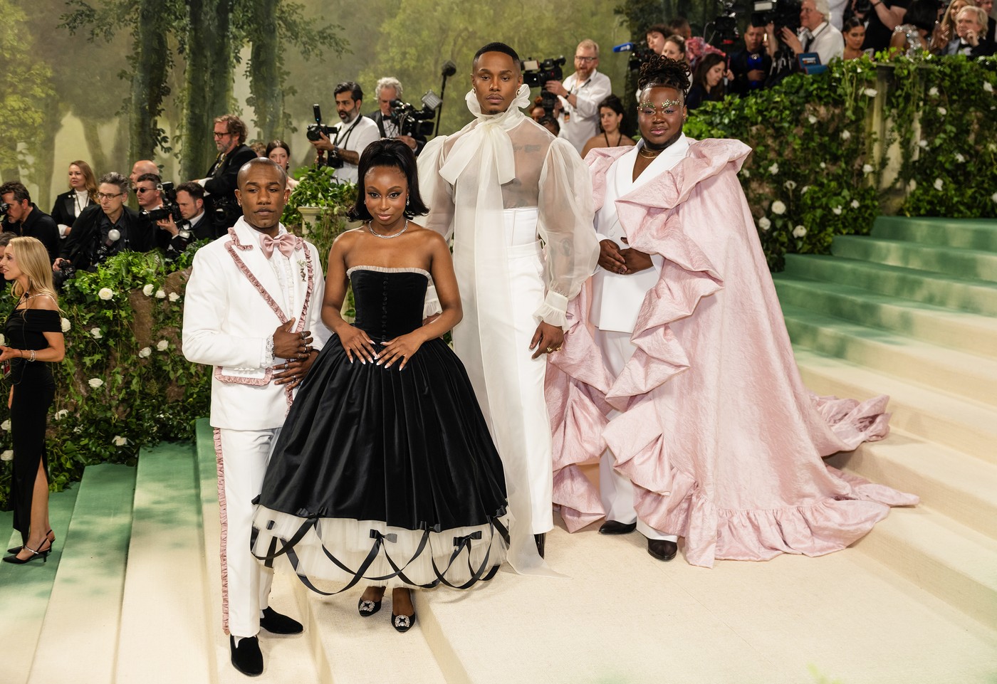 Rochii spectaculoase de la Met Gala 2024. Cum au apărut Shakira, Jennifer Lopez sau Sarah Jessica Parker