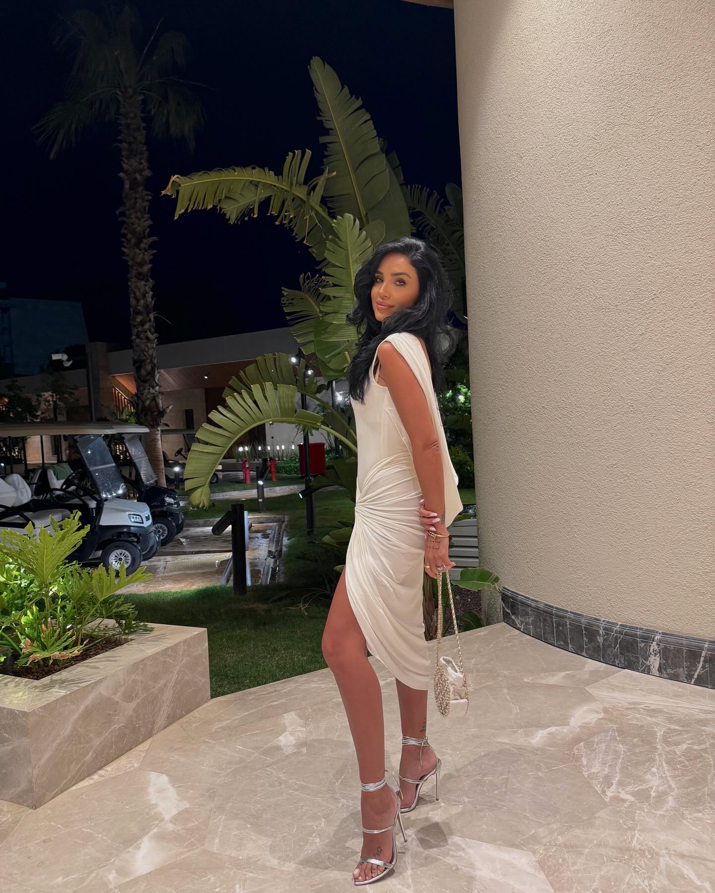 Tinuta fabuloasa in care si-a facut aparitia Adelina Pestritu de Paste 6