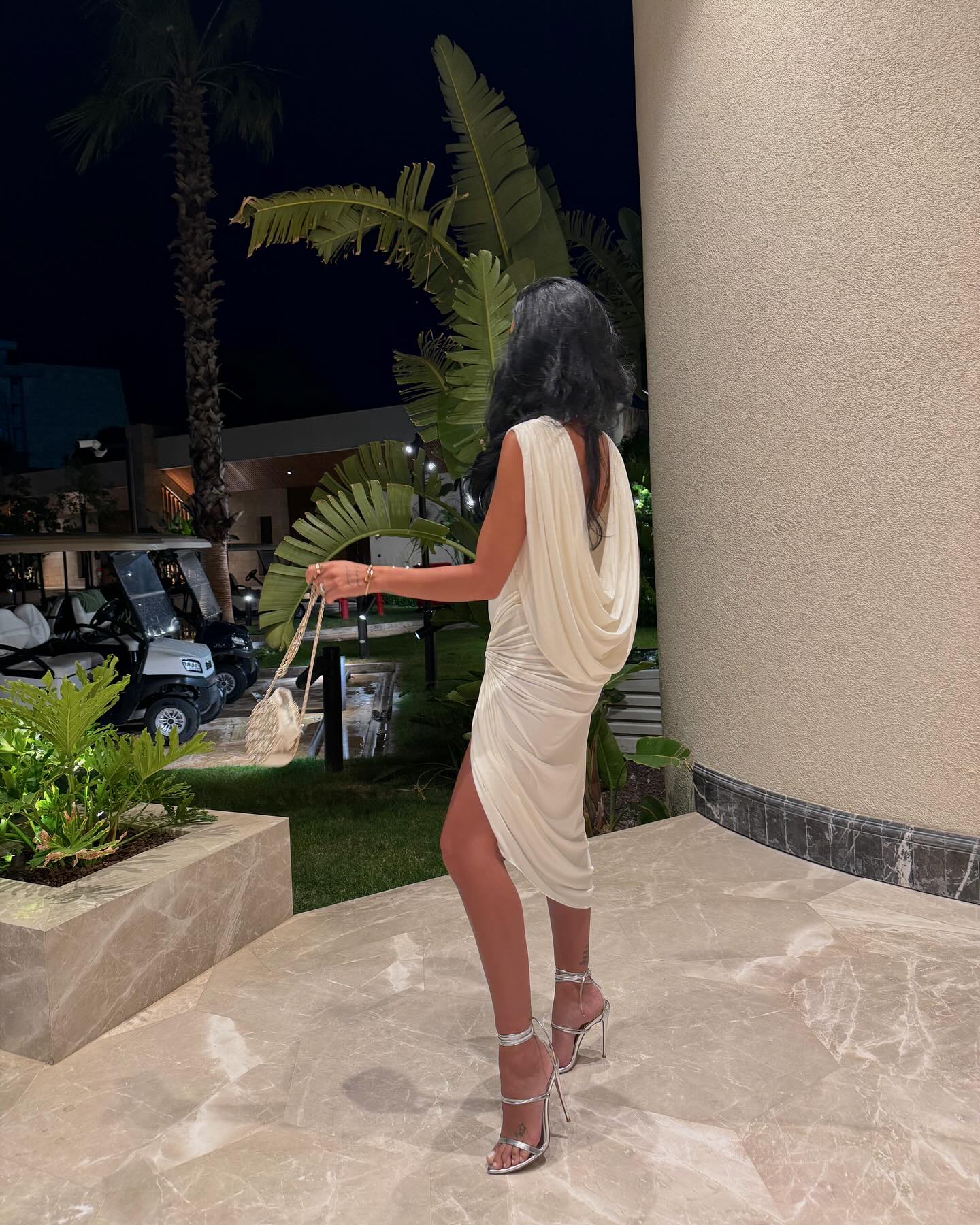 Tinuta fabuloasa in care si-a facut aparitia Adelina Pestritu de Paste 7