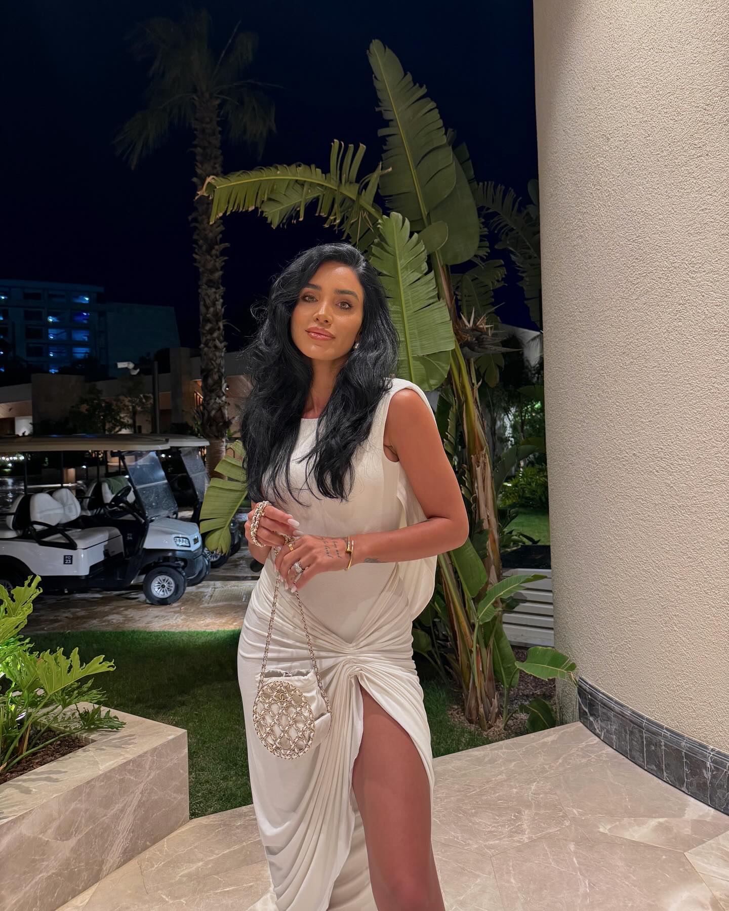 Tinuta fabuloasa in care si-a facut aparitia Adelina Pestritu de Paste 8