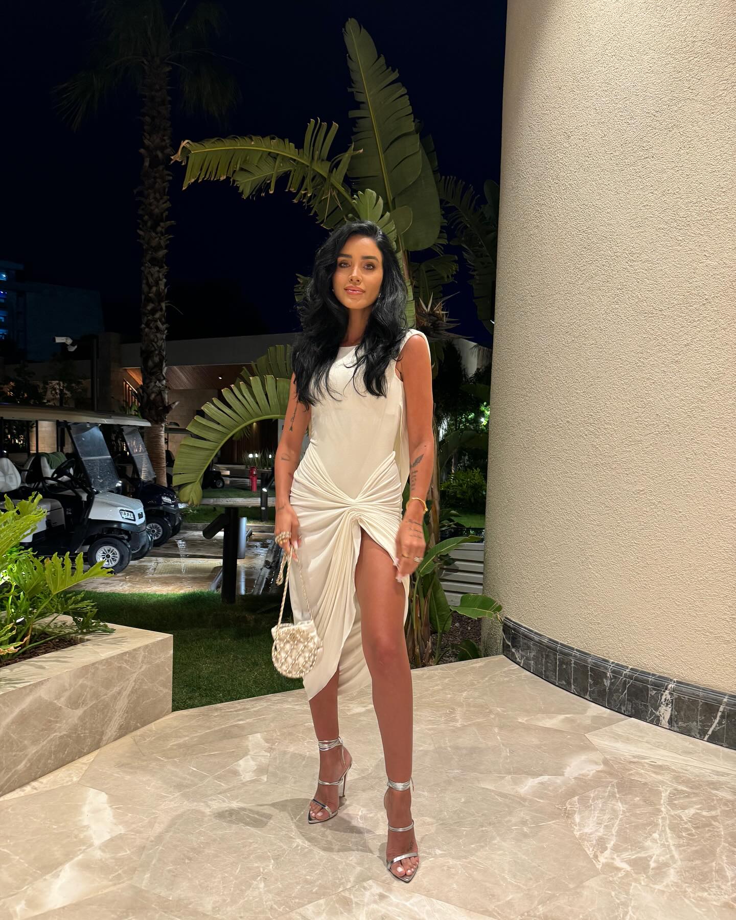 Tinuta fabuloasa in care si-a facut aparitia Adelina Pestritu de Paste 9