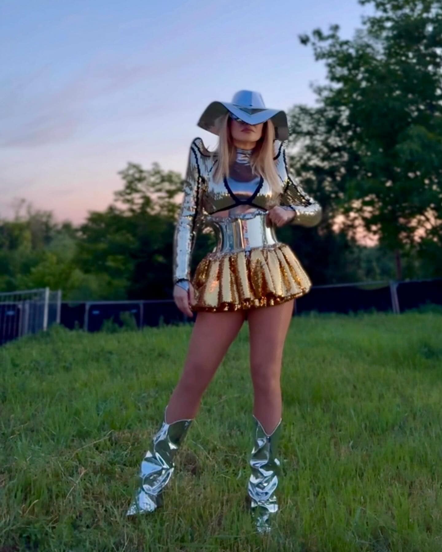 Tinuta indrazneata cu care Loredana Groza si-a pus pe jar fanii La 54 de ani, aratati ca la 18 10