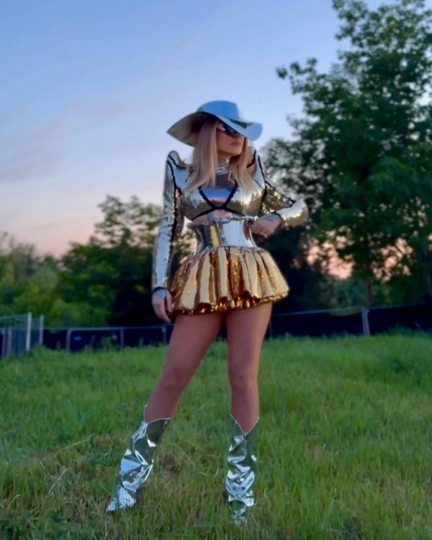 Tinuta indrazneata cu care Loredana Groza si-a pus pe jar fanii La 54 de ani, aratati ca la 18 11