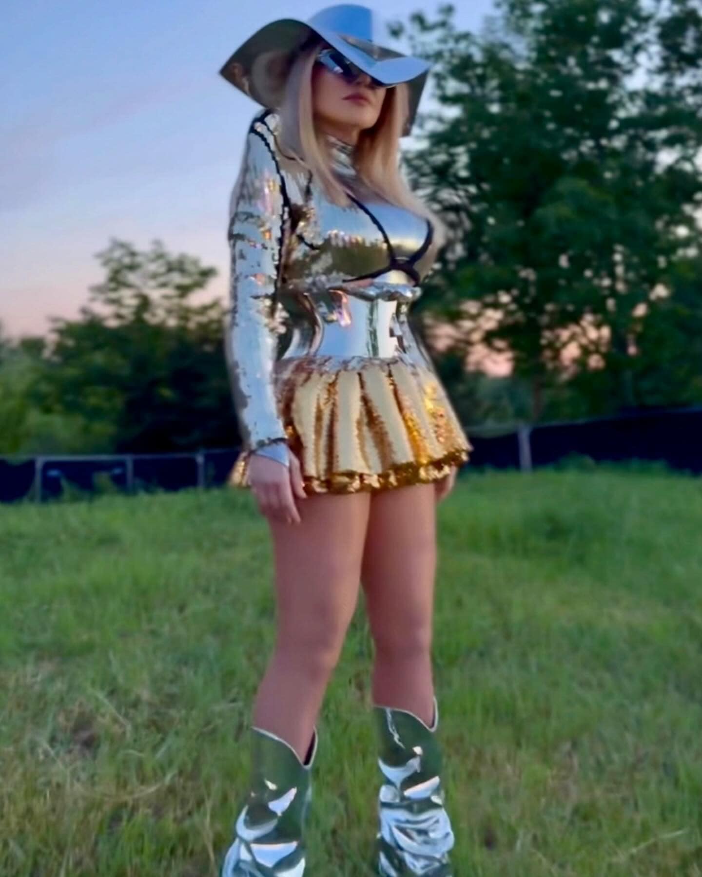 Tinuta indrazneata cu care Loredana Groza si-a pus pe jar fanii La 54 de ani, aratati ca la 18 14