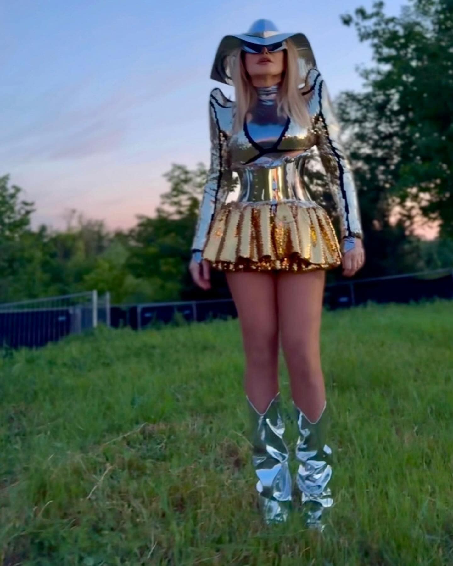 Tinuta indrazneata cu care Loredana Groza si-a pus pe jar fanii La 54 de ani, aratati ca la 18 15