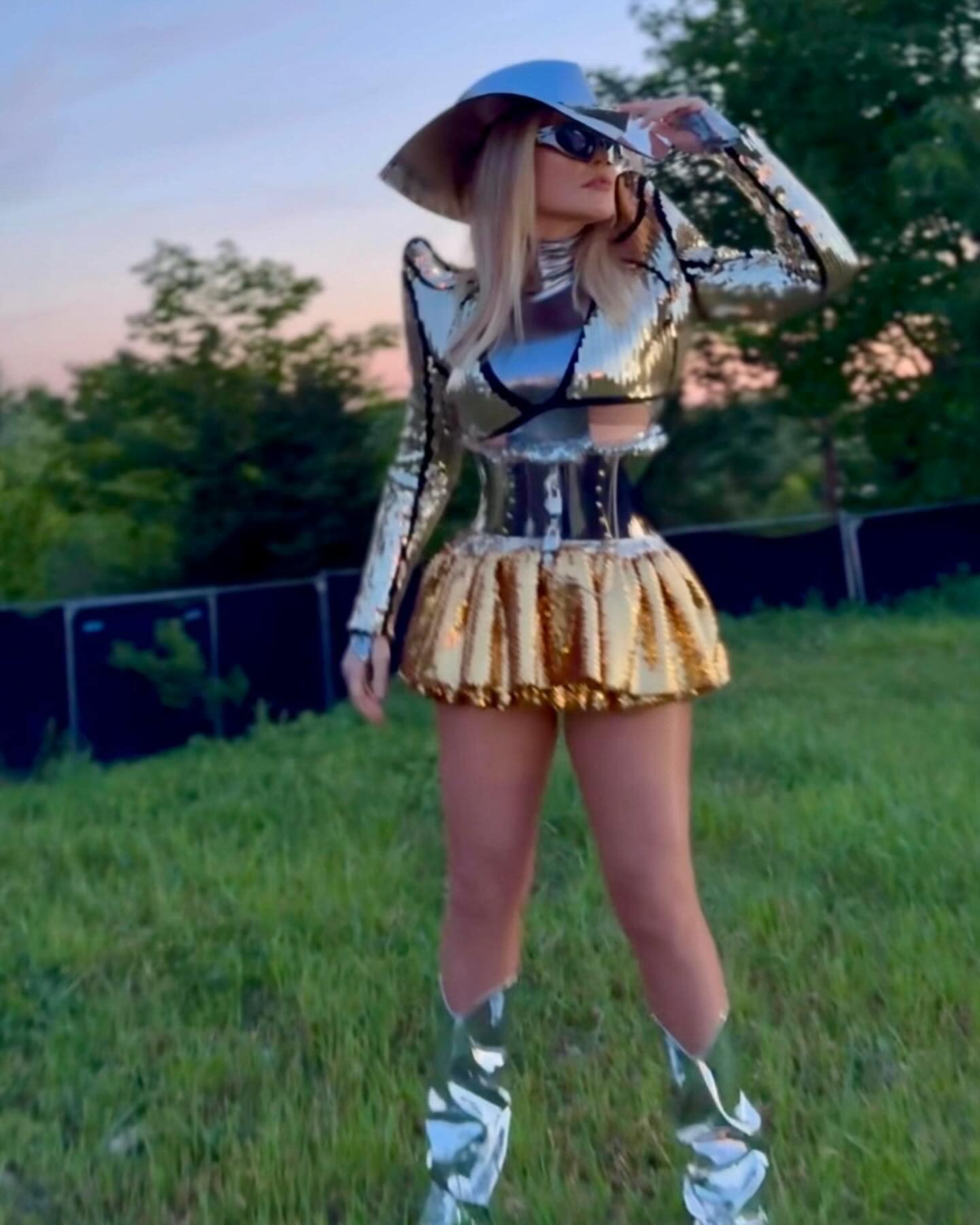 Tinuta indrazneata cu care Loredana Groza si-a pus pe jar fanii La 54 de ani, aratati ca la 18 16