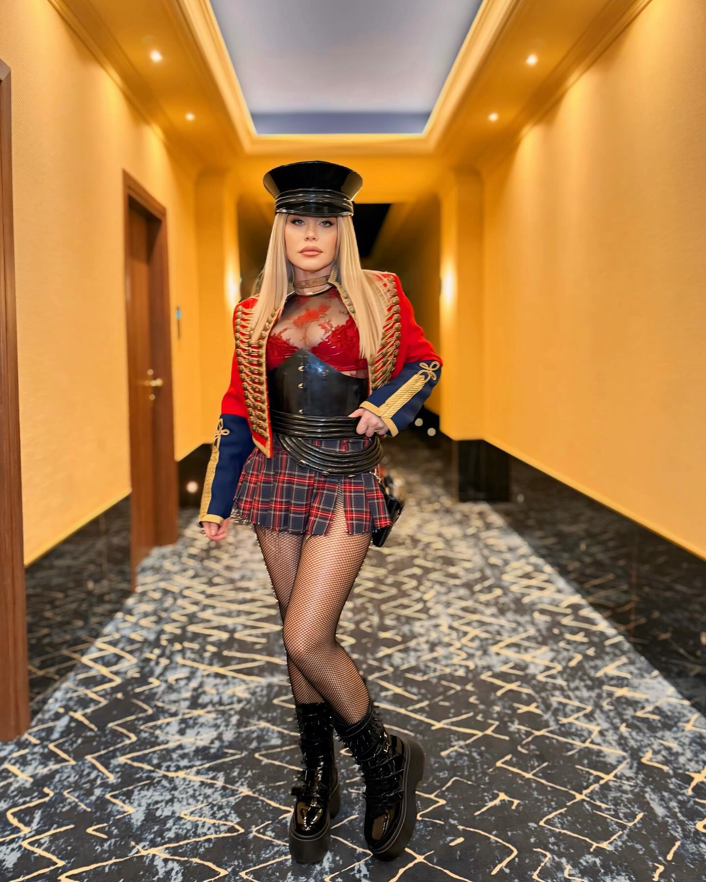 Tinuta indrazneata cu care Loredana Groza si-a pus pe jar fanii La 54 de ani, aratati ca la 18 23