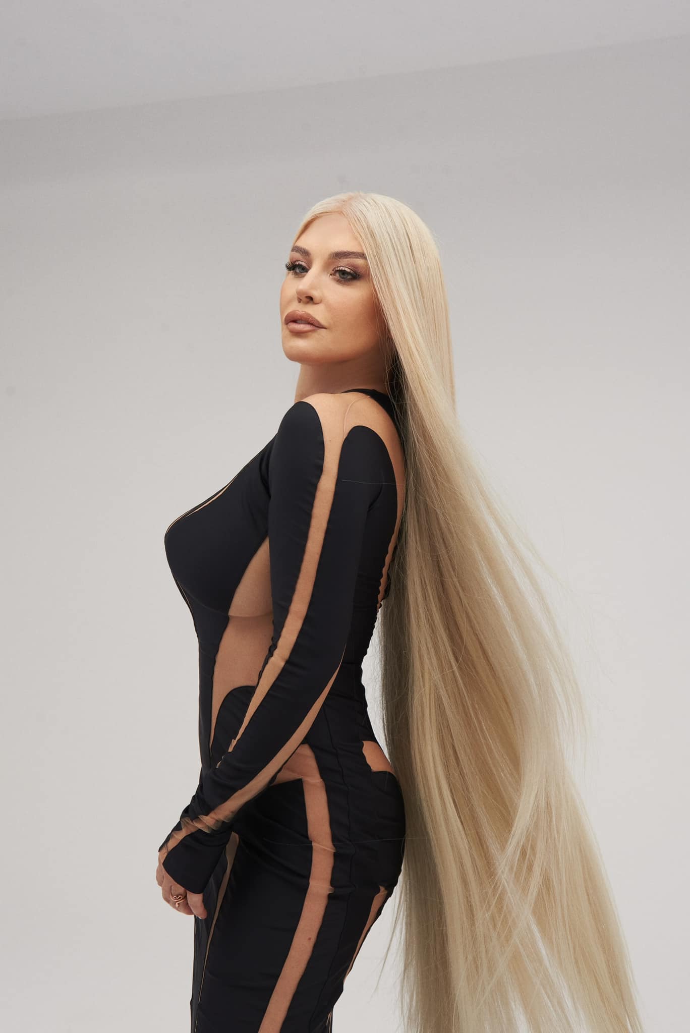 Tinuta indrazneata cu care Loredana Groza si-a pus pe jar fanii La 54 de ani, aratati ca la 18 26