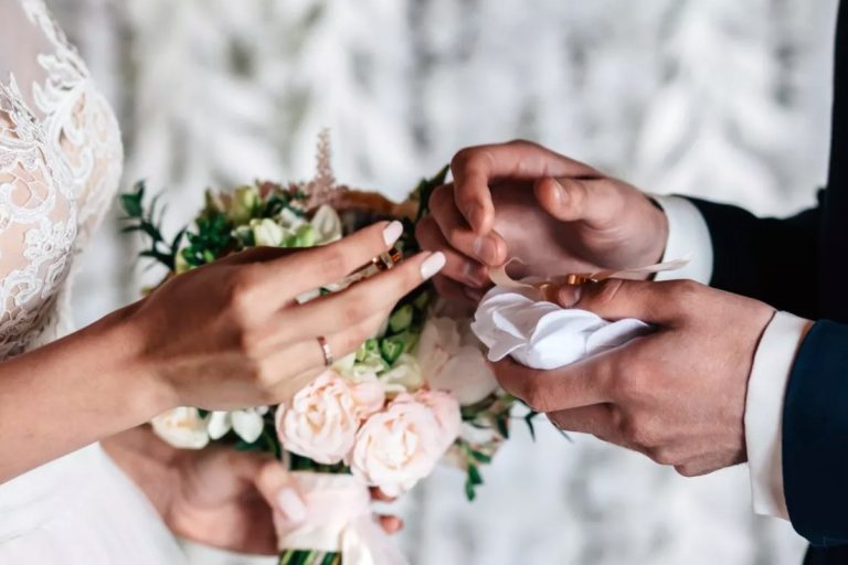 Vedete din România, în ziua nunții. Cum arătau Andreea Esca, Adela Popescu sau Nicoleta Luciu când s-au căsătorit. Imagini de colecție