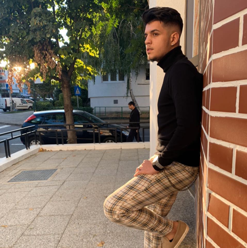 Cine este Babasha, manelistul care a urcat pe scenă la concertul Coldplay și a fost huiduit