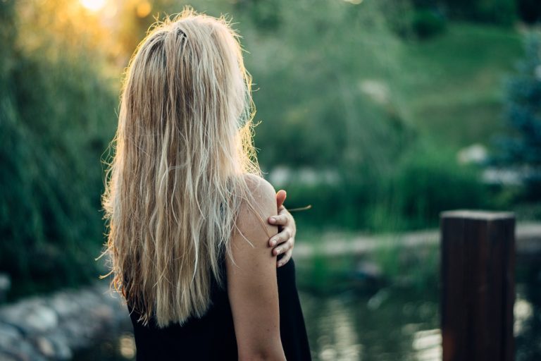 Cum să îngrijești părul blond în sezonul estival ca să protejezi culoarea. 8 trucuri esențiale