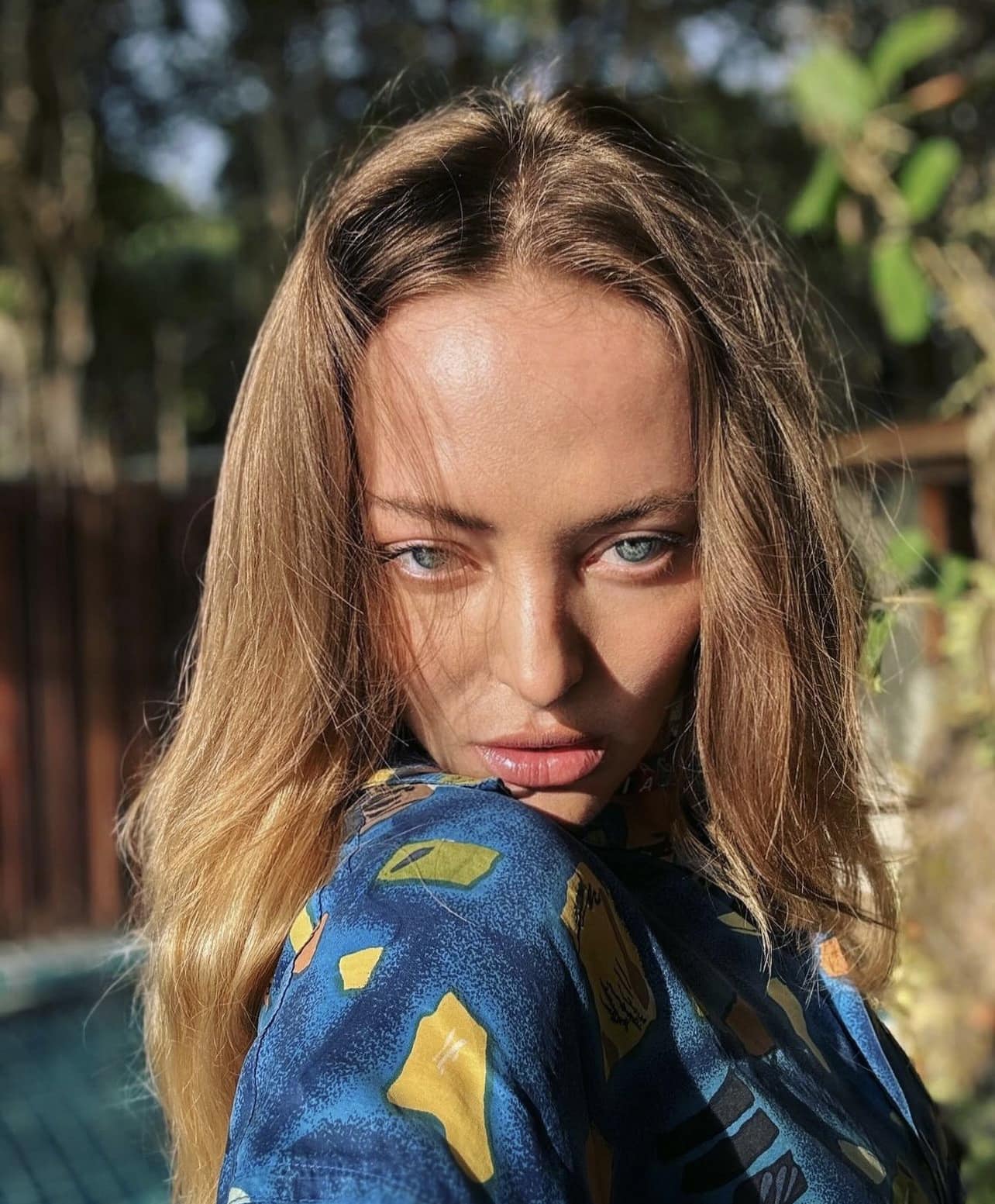 Delia, cu posteriorul la vedere pe retele sociale 15