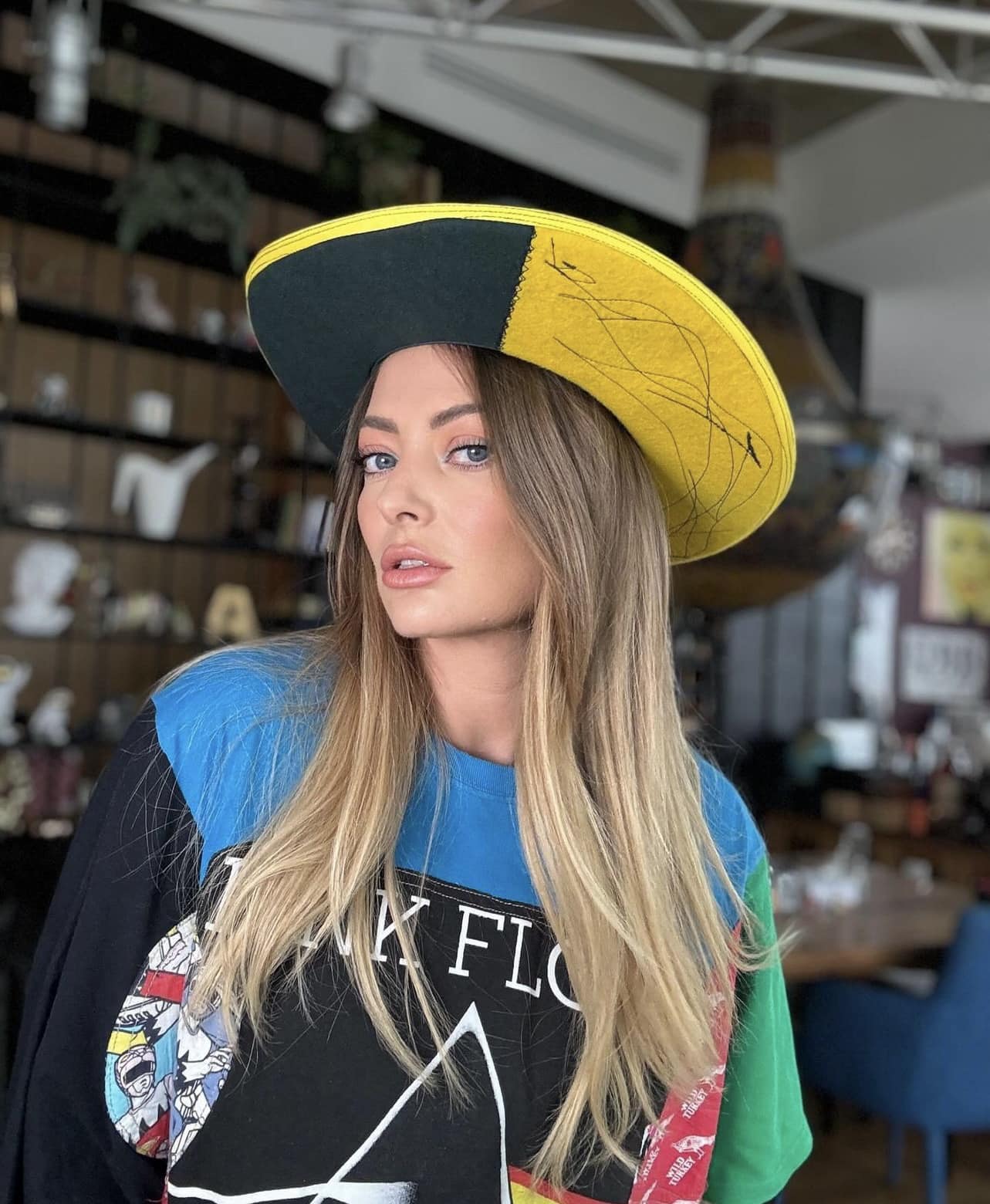 Delia, cu posteriorul la vedere pe retele sociale 6