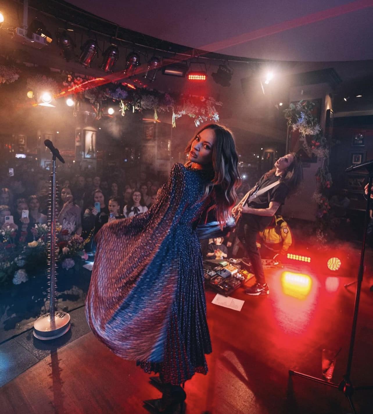 Delia, cu posteriorul la vedere pe retele sociale 7