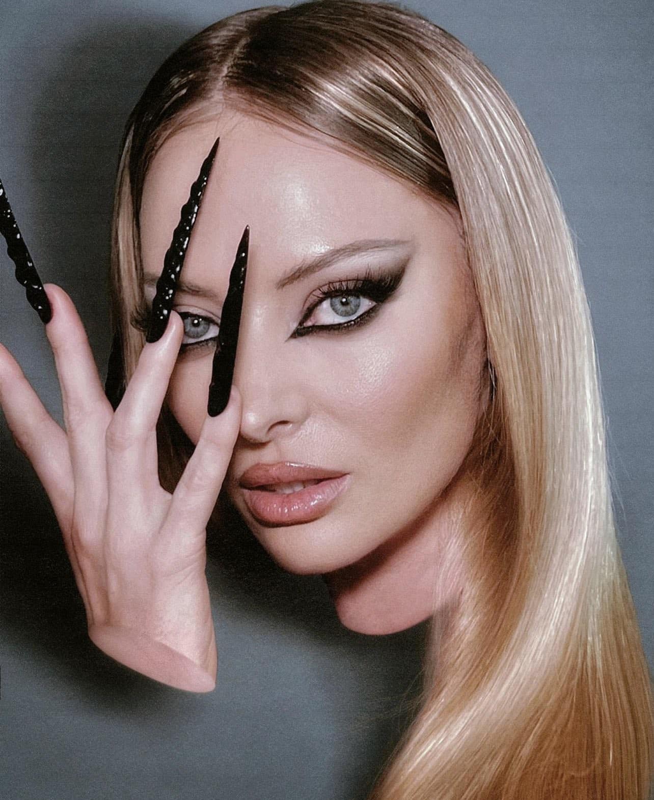 Delia, cu posteriorul la vedere pe retele sociale 8