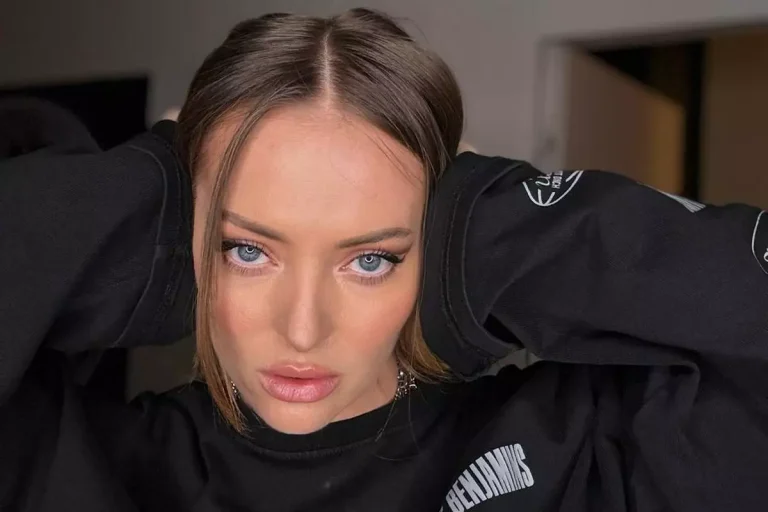 Delia, cu posteriorul la vedere pe rețelele sociale. Vedeta a pozat sexy, dar fanii n-au apreciat și au șters cu ea pe jos: „Defecțiune la creier”