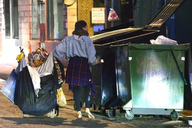 Destinul trist pe care l-a avut o super vedetă. A fost una dintre cele mai dorite femei din lume, iar acum a ajuns să se hrănească din gunoaie