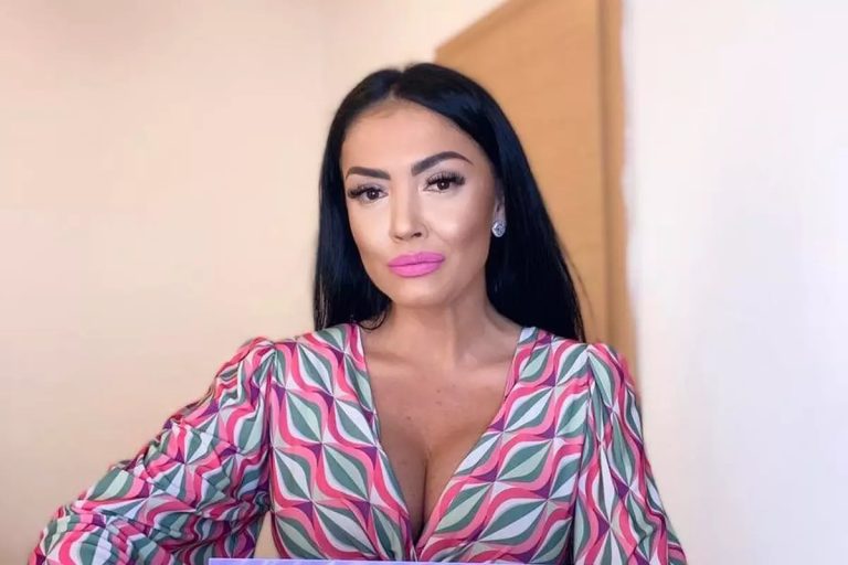 Fotografii rare cu Andreea Mantea în costum de baie. Vedeta de la Kanal D face spectacol pe rețelele sociale, cu pozele din vacanță