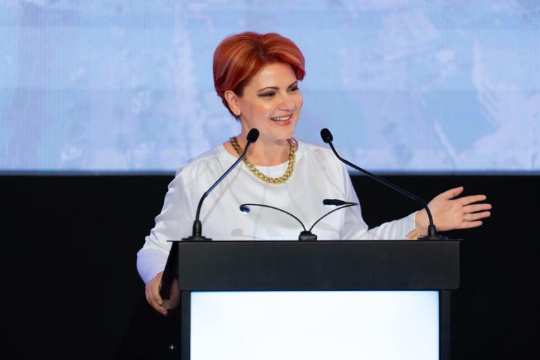 Imagini rare cu Lia Olguța Vasilescu din tinerețe. Înaltă, slabă și cu părul lung, cu greu o recunoști pe cea care e astăzi primarul Craiovei FOTO