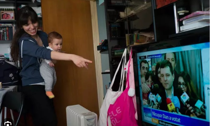 Cum și-a făcut apariția iubita lui Nicușor Dan, Mirabela Grădinaru, la vot