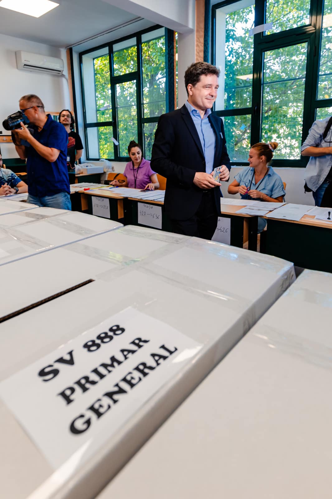 Cum și-a făcut apariția iubita lui Nicușor Dan, Mirabela Grădinaru, la vot