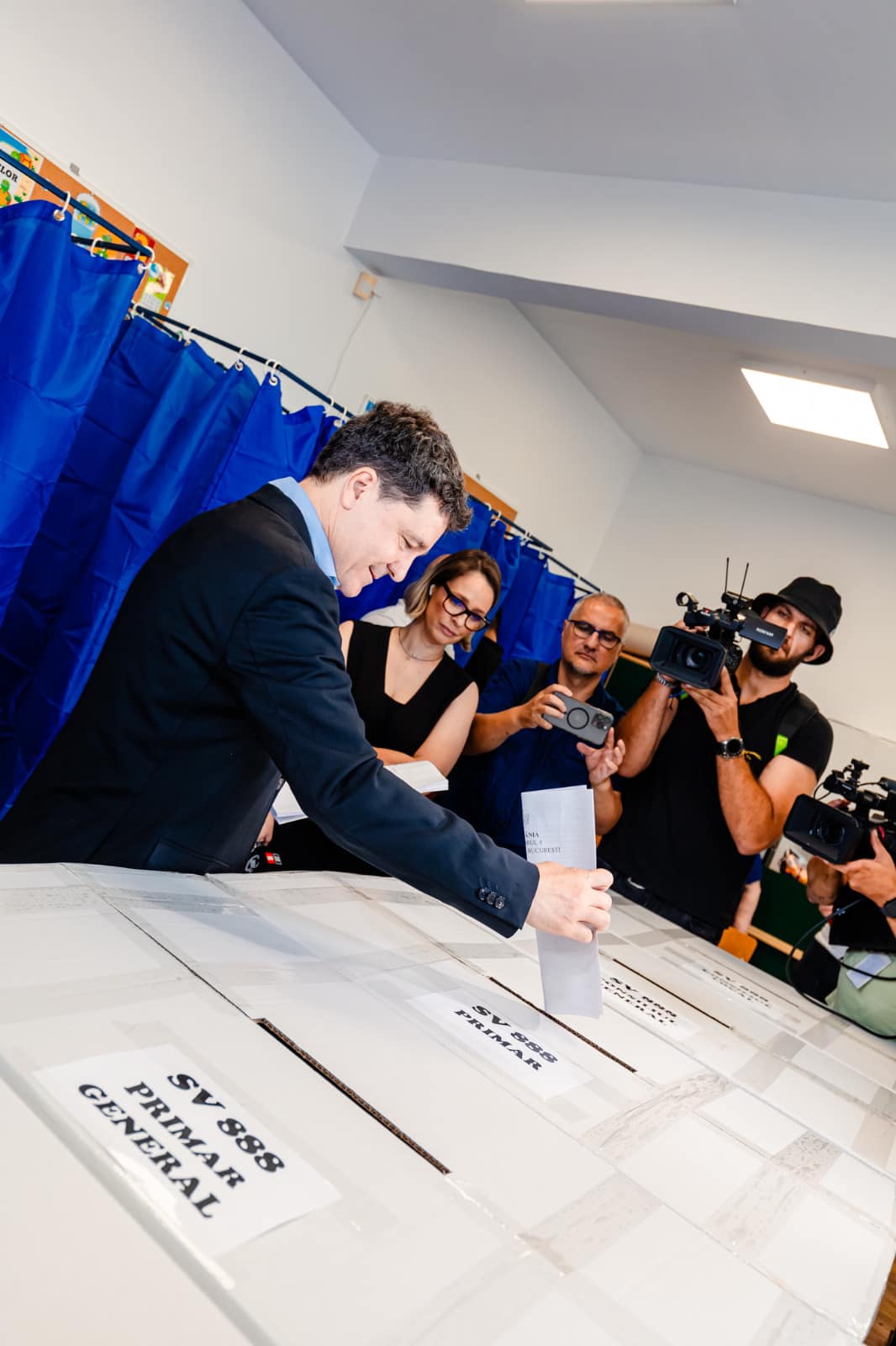 Cum și-a făcut apariția iubita lui Nicușor Dan, Mirabela Grădinaru, la vot