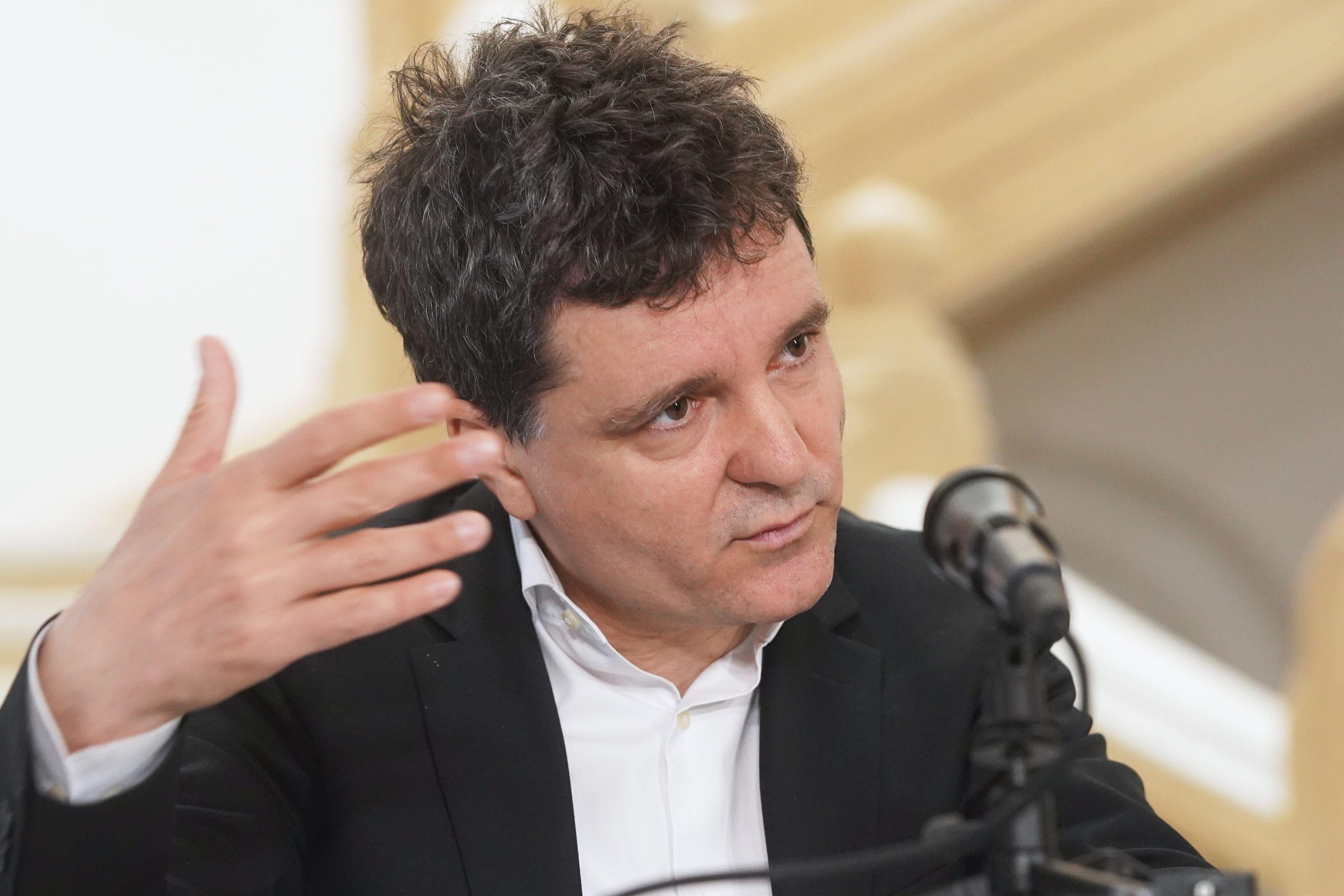 Cum și-a făcut apariția iubita lui Nicușor Dan, Mirabela Grădinaru, la vot