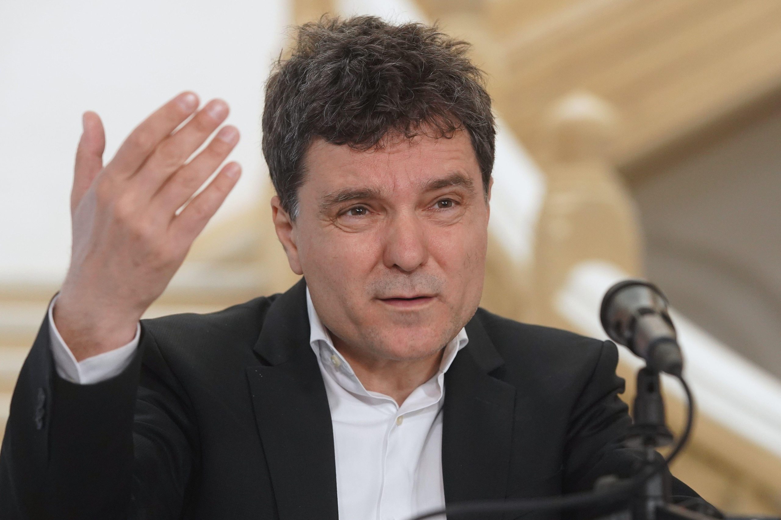 Cum și-a făcut apariția iubita lui Nicușor Dan, Mirabela Grădinaru, la vot