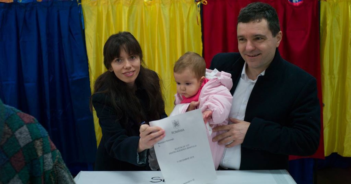 Cum și-a făcut apariția iubita lui Nicușor Dan, Mirabela Grădinaru, la vot