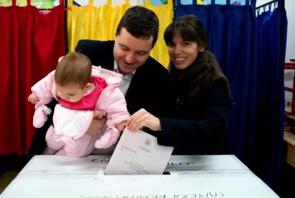 Cum și-a făcut apariția iubita lui Nicușor Dan, Mirabela Grădinaru, la vot