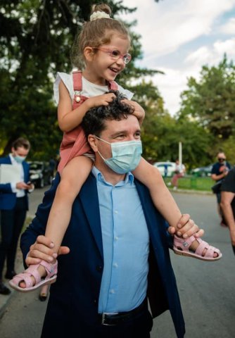 Cum și-a făcut apariția iubita lui Nicușor Dan, Mirabela Grădinaru, la vot