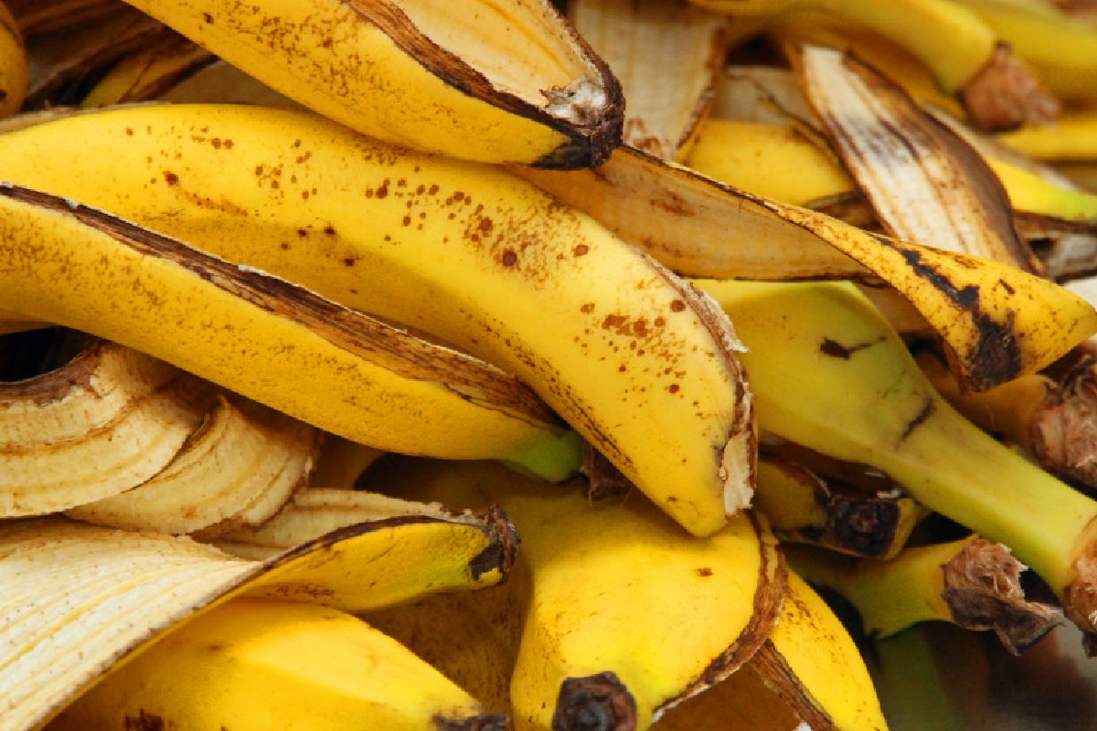 Nu mai arunca la gunoi coaja de la banane