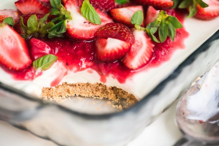 Prăjitură răcoroasă cu căpșuni, foarte delicioasă și ușor de făcut. O vei prepara toată vară