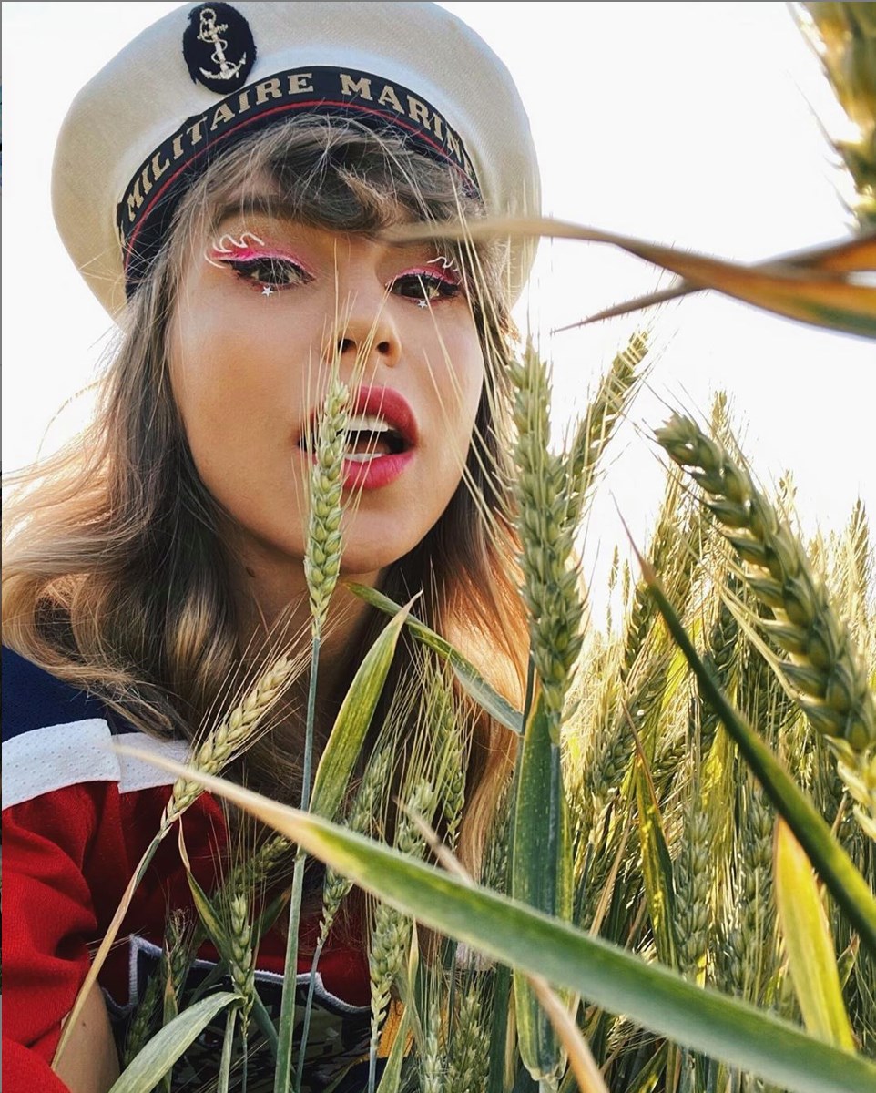 Recunosti fetita din imagine 18