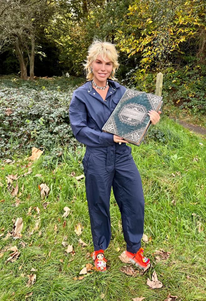 Recunosti fetita din imagine 4