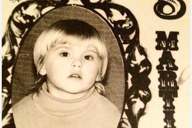 Recunoști fetița din imagine? Una dintre cele mai controversate artiste din România a fost umilită de fani