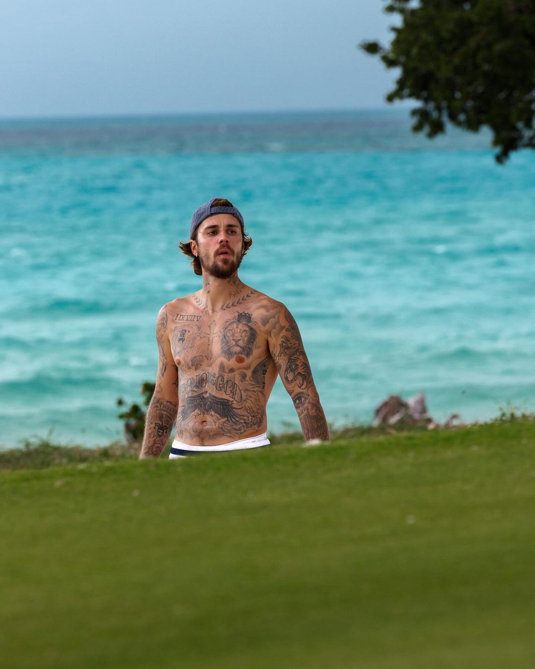 Sotia lui Justin Bieber, aparitie sexy cu burtica de gravida 12