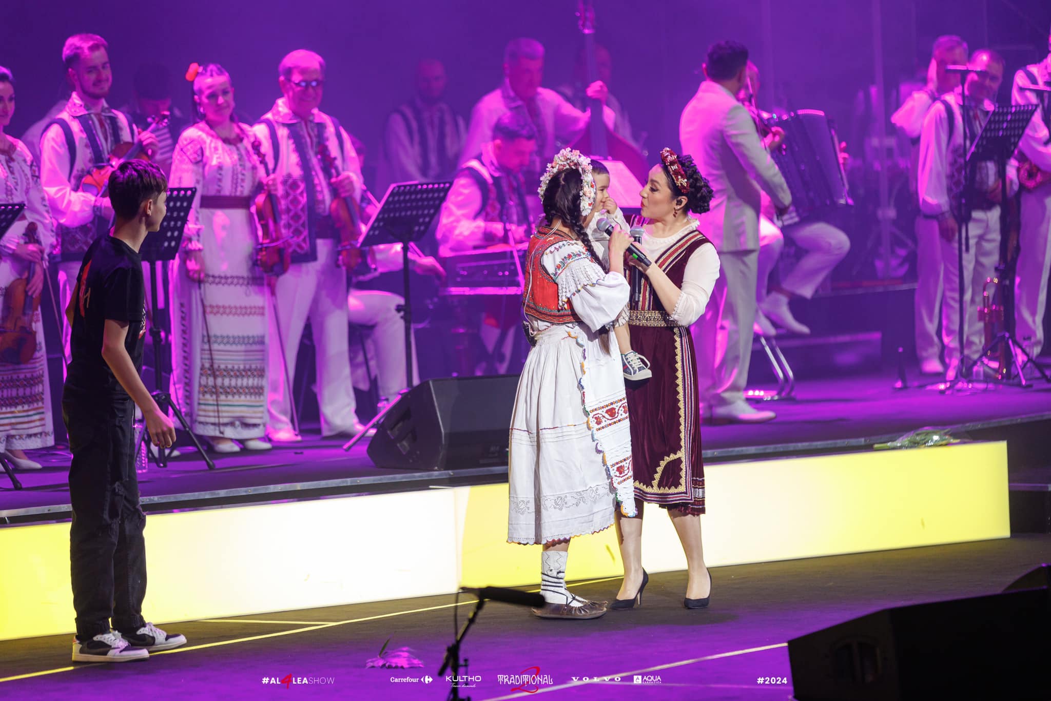 Cine sunt nasii de botez ai lui Isaia, cel de-al doilea copil al Vladutei Lupau 20