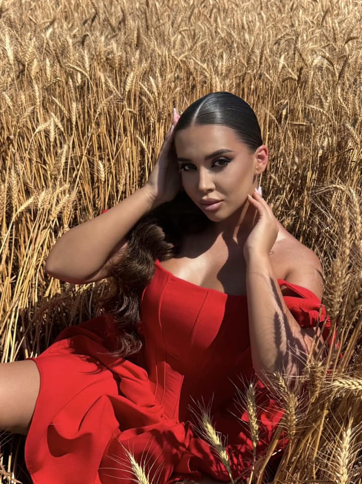 Cum a aratat si cat a costat rochia pe care a purtat-o Andra Volos la cununia civila 11