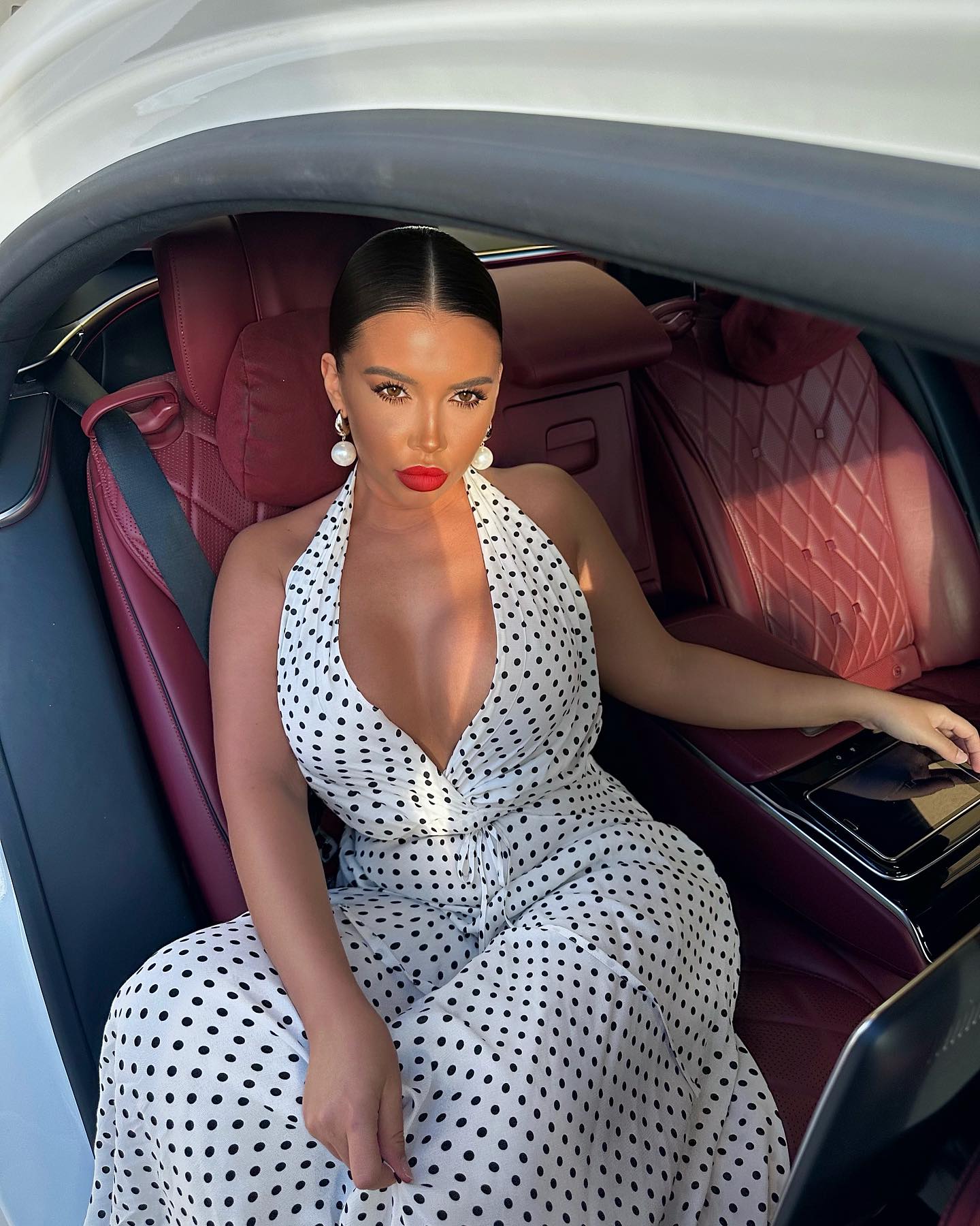 Cum a aratat si cat a costat rochia pe care a purtat-o Andra Volos la cununia civila 12