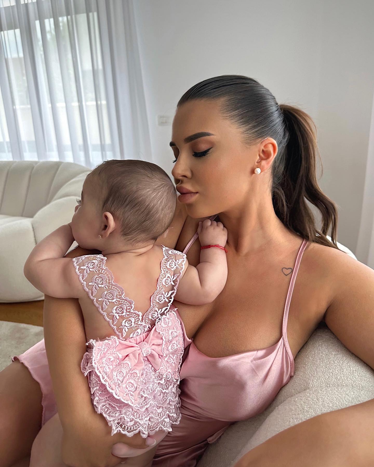 Cum a aratat si cat a costat rochia pe care a purtat-o Andra Volos la cununia civila 13