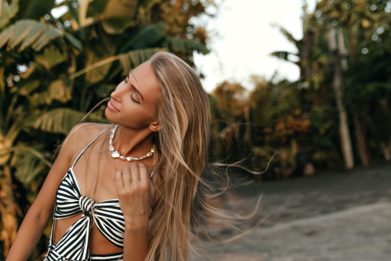 Cum îți protejezi părul de soare vara. Trucuri de îngrijire pe timp de caniculă