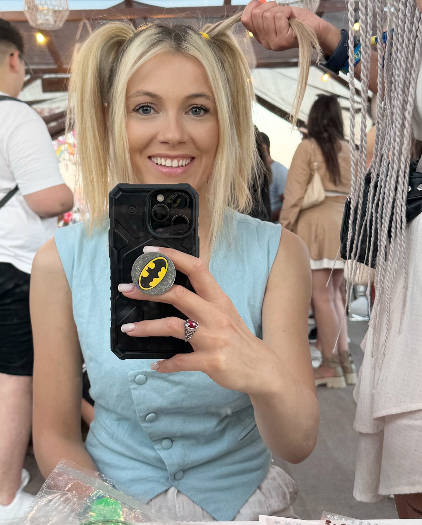 Fetița din imagine este astăzi una dintre cele mai cunoscute actrițe din România. Este căsătorită cu un prezentator TV celebru